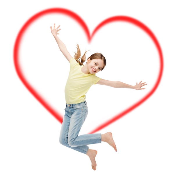 koncepcja szczęścia, aktywności i dziecka - uśmiechnięta skacząca dziewczynka