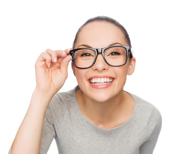 koncepcja szczęścia, zdrowia i wzroku - uśmiechnięta Azjatka dopasowująca okulary