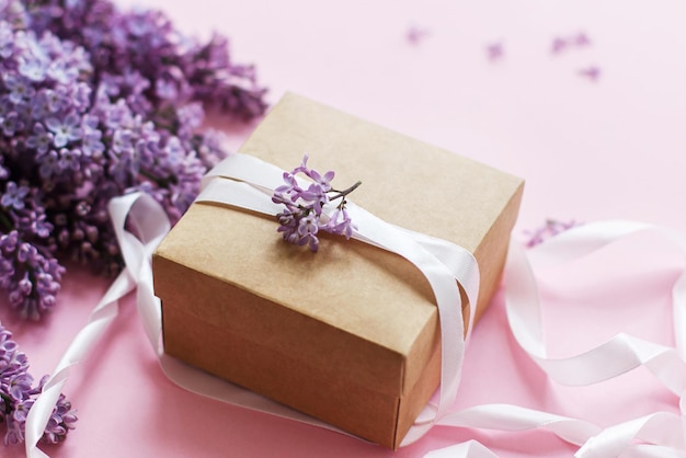 Koncepcja Szczęśliwego Dnia Matki I Dnia Kobiet Liliowe Kwiaty I Pudełko Na Różowym Papierze