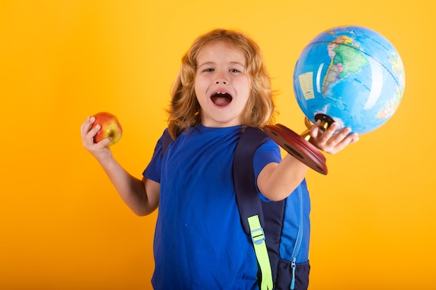 Koncepcja szkoły i edukacji Portret cute boy szkoły dziecko samodzielnie na żółtym tle studyjny Wróć do szkoły