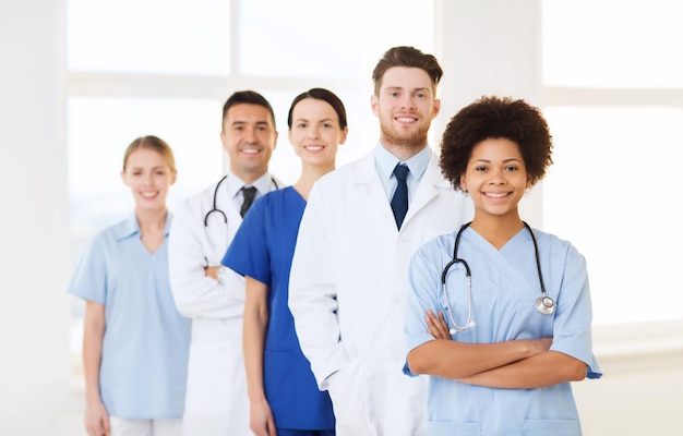 koncepcja szpitala, zawodu, ludzi i medycyny - grupa szczęśliwych lekarzy w szpitalu