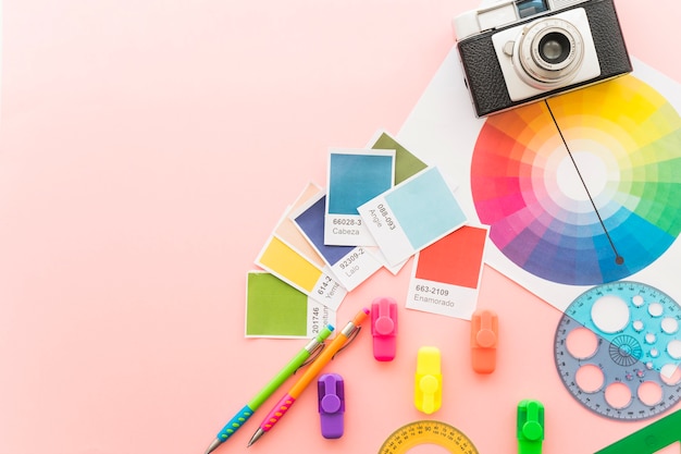 Koncepcja sztuki z aparatu fotograficznego i materiałów malarskich