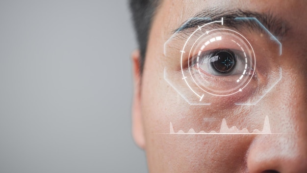Zdjęcie koncepcja technologii biometrycznej mężczyzna używa swojego oka, aby uzyskać dostęp do danych osobowych i zidentyfikować je poprzez skanowanie z bliska ujęcie z wirtualnym ekranem