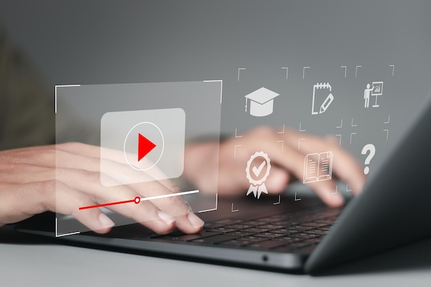 Zdjęcie koncepcja technologii e-learningu uczeń korzystający z komputera przenośnego do e-learningu edukacja online dla lekcji internetowych i webinarów online
