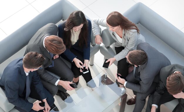 Zdjęcie koncepcja technologii i uzależnienia od telefonu grupa ludzi biznesu