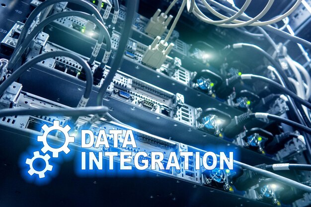 Koncepcja technologii informacyjnej integracji danych na tle serwerowni
