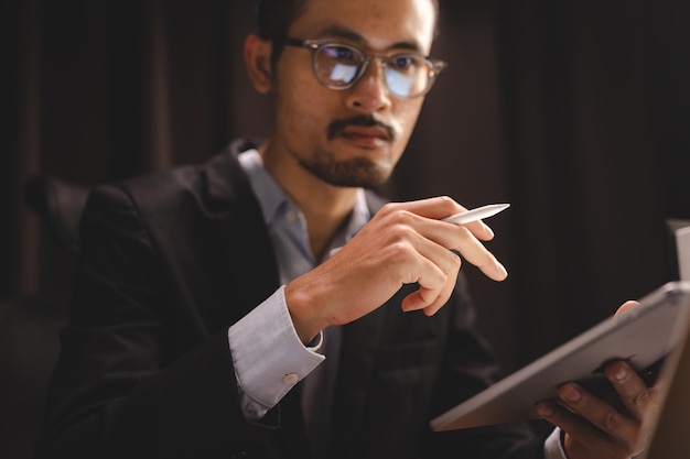 Zdjęcie koncepcja technologii komunikacji biznesowej biznesmen osoba używająca cyfrowego pióra do pracy na tablecie komputerowym urządzeniu ekranowym w nowoczesnym biurze w pracy online dokument marketingowy na stole biurkowym