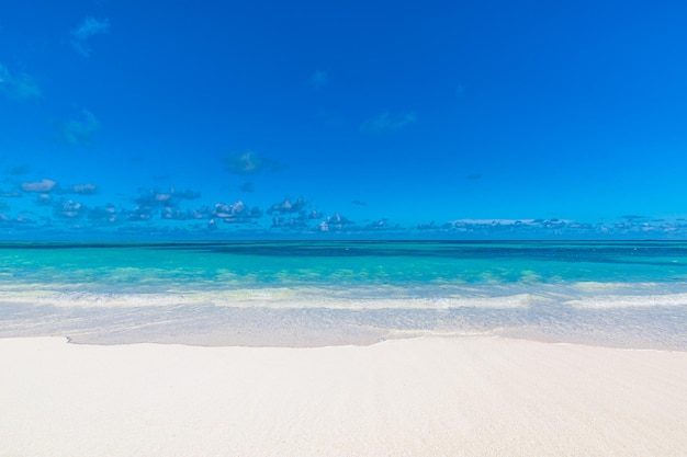 Koncepcja tło wakacje podróży na letniej plaży ze słonecznym niebem, białym piaskiem, błękitnym morzem krajobraz