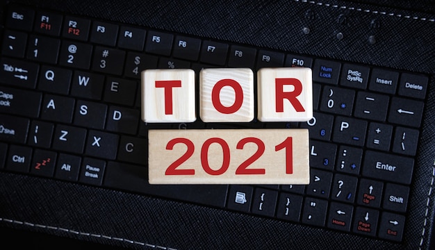Koncepcja TOR 2021. Drewniane kostki na czarnej klawiaturze