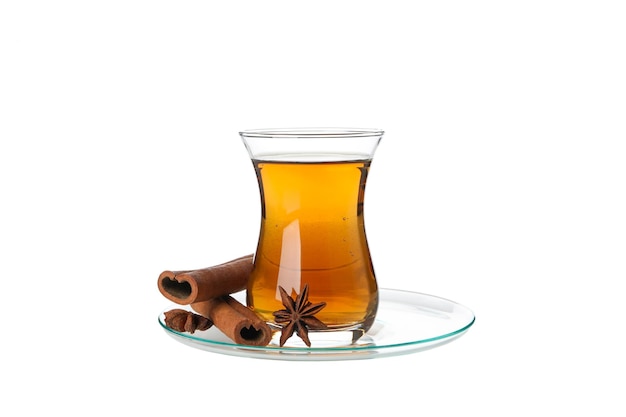 Koncepcja tradycyjnej tureckiej parzonej gorącej herbaty na białym tle