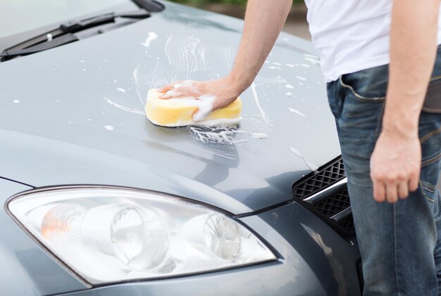 Koncepcja Transportu I Własności - Człowiek Myjący Samochód