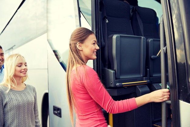 koncepcja transportu, turystyki, podróży i ludzi - grupa szczęśliwych pasażerów wsiadających do autobusu