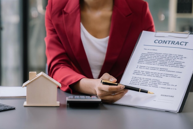 Koncepcja ubezpieczenia domu i inwestycji w nieruchomości nowy klient po podpisaniu umowy z zaakceptowanym wnioskiem o wydanie nieruchomości