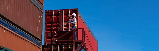 Koncepcja ubezpieczenia morskiego i przewoźnika. Foreman control loading Skrzynka kontenerów w porcie wysyłkowym. Logistyka biznesowa koncepcja importu i eksportu.