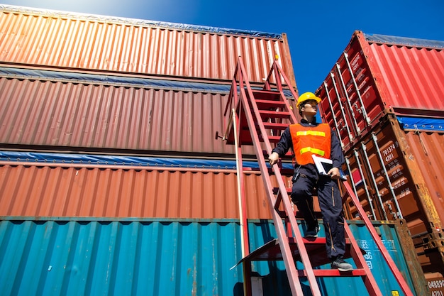 Koncepcja ubezpieczenia morskiego i przewoźnika. Foreman control loading Skrzynka kontenerów w porcie wysyłkowym. Logistyka biznesowa koncepcja importu i eksportu.