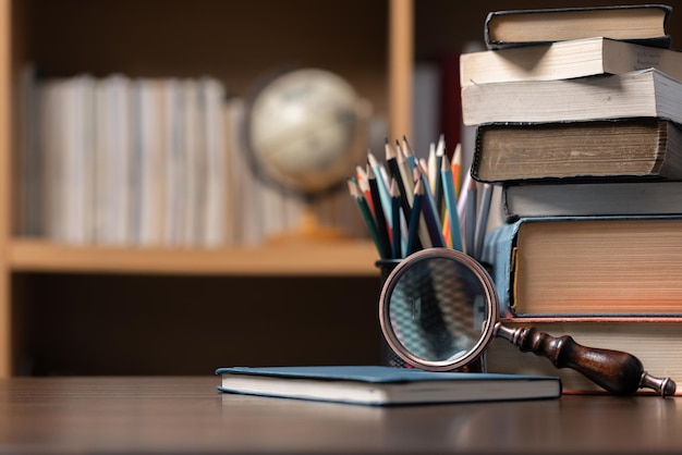Koncepcja uczenia się edukacji Książka w bibliotece ze starymi otwartymi podręcznikami stosy literatury archiwum tekstu na biurku do czytania korytarz półek książek w szkole studia klasy tło dla akademickich