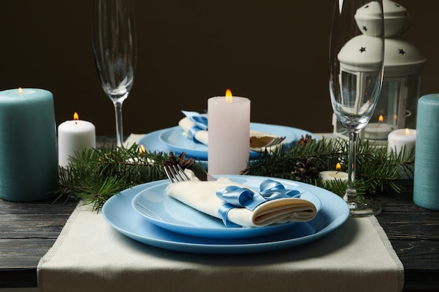 Koncepcja ustawienie stołu romantyczny nowy rok ze świecami na drewnianym stole