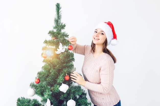 Koncepcja wakacje - dziewczyna w santa hat zdobione choinki. Czekając na Boże Narodzenie.