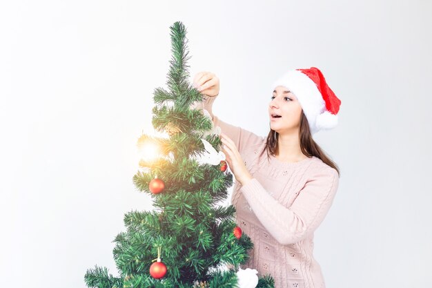 Koncepcja wakacje - dziewczyna w santa hat zdobione choinki. Czekając na Boże Narodzenie.