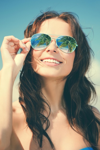 koncepcja wakacje i plaża - piękna kobieta w bikini i okularach przeciwsłonecznych