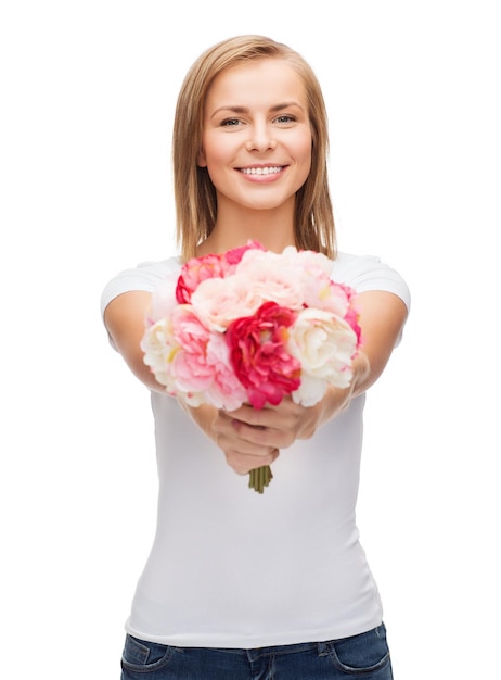 Zdjęcie koncepcja wakacje, miłość i kwiaty - młoda kobieta z bukietem kwiatów