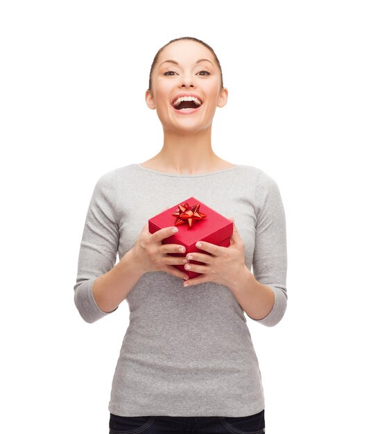 koncepcja wakacje, miłość i szczęście - piękna dziewczyna z czerwonym pudełkiem na prezent