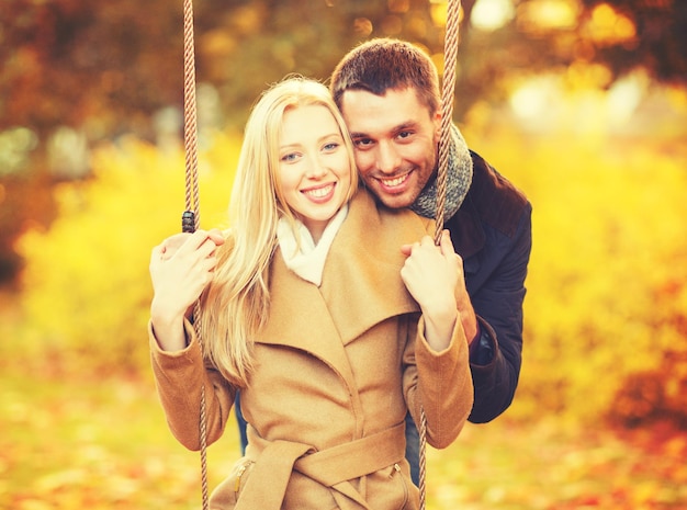 koncepcja wakacje, miłość, związek i randki - romantyczna para w jesiennym parku