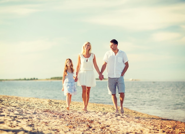 koncepcja wakacji, dzieci i ludzi - szczęśliwa rodzina nad morzem