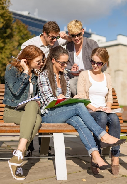 Koncepcja Wakacji, Edukacji, Kampusu I Młodzieży - Grupa Studentów Lub Nastolatków Z Książkami, Zeszytami, Plikami I Folderami