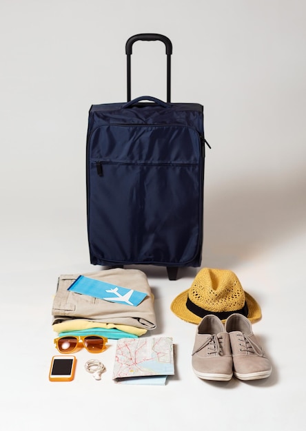 koncepcja wakacji letnich, turystyki i obiektów - torba podróżna, mapa, bilet lotniczy i ubrania z osobistymi rzeczami