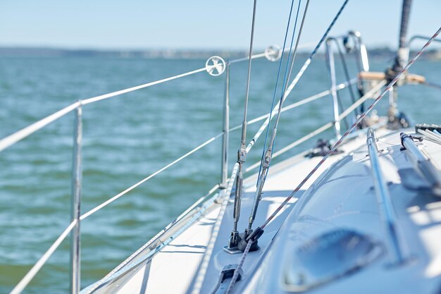 koncepcja wakacji, podróży, rejsów i żeglarstwa - zbliżenie kabla na pokładzie żaglówki lub jachtu żaglowego i morza