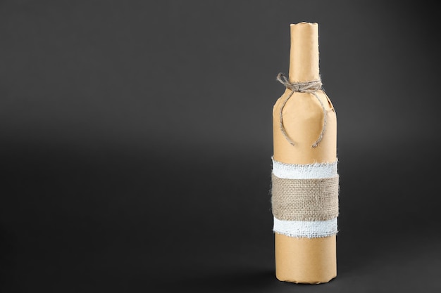 Koncepcja walentynek Butelka wina w opakowaniu prezentowym na ciemnym tle