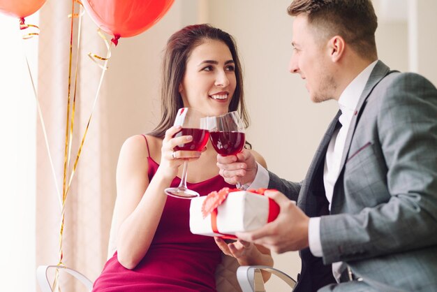 Koncepcja Walentynki Szczęśliwa para zakochana w Para świętująca Walentynki w restauracji