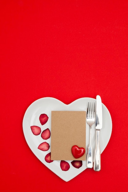 Koncepcja walentynkowego jedzenia Talerz w kształcie serca z pustą kartką