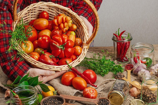 Koncepcja warzyw sezonowych Zbiór pomidorów, chili, cebuli i czosnku Ręce kobiety przygotowują składniki do procesu gotowania żywności w puszkach Zdrowe przepisy kulinarne miejsce na kuchnię domową