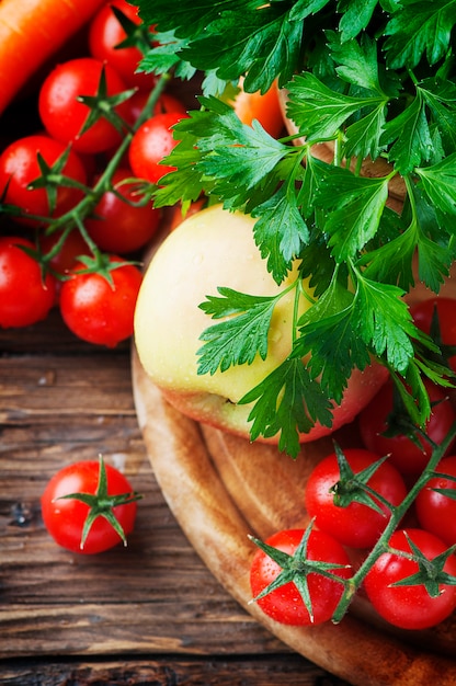 Koncepcja wegańskiej żywności z pomidorami i jabłkiem, selektywne focus