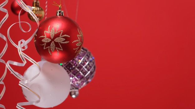Koncepcja Wesołych Świąt i szczęśliwego nowego roku. Czerwona piłka nowy rok na czerwonym tle. Piękny świąteczny wygaszacz ekranu. Wesołych Świąt Bożego Narodzenia gratulacje. Boże Narodzenie nowy rok minimalna koncepcja z miejsca na kopię.