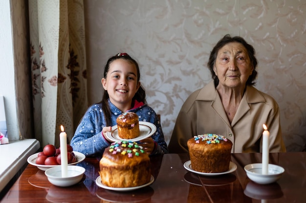 Koncepcja Wielkanocy. Babcia z wnuczką trzymają w domu pisanki.