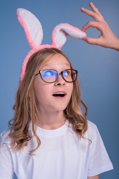 koncepcja wiosny uśmiechnięta dziewczyna w okularach nosi opaskę z uszami królika