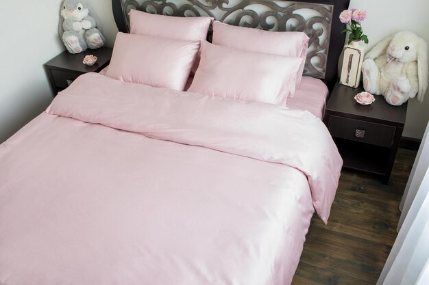 koncepcja wnętrza i wypoczynku przytulna sypialnia z łóżkiem Poranek z książką kawową i laptopem