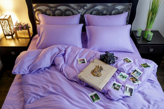 koncepcja wnętrza i wypoczynku przytulna sypialnia z łóżkiem Poranek z książką kawową i laptopem