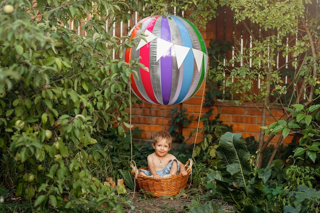 Koncepcja wolności i szczęśliwego dzieciństwa balon zabawkowy dla dziecka