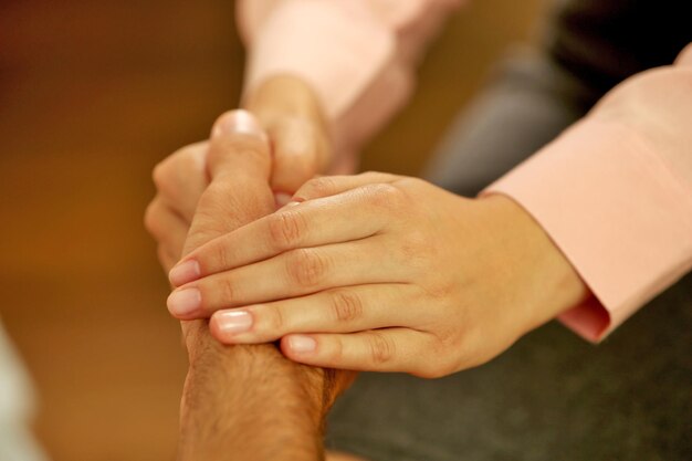 Koncepcja wsparcia mężczyzny i kobiety trzymających się za ręce w pokoju