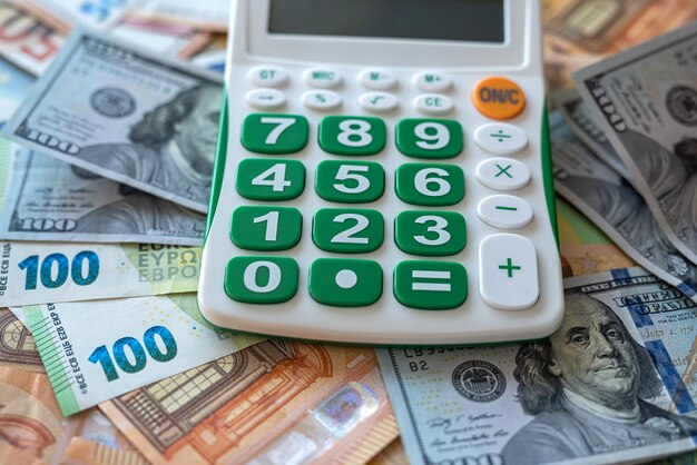 Koncepcja wymiany dolarów i euro z kalkulatorem