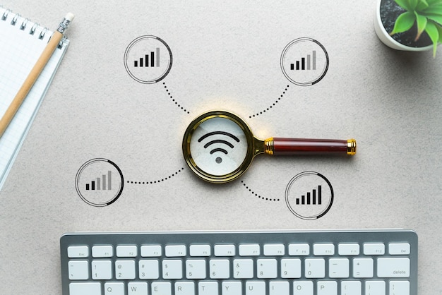 Zdjęcie koncepcja wyszukiwania sieci domowej wifi. szkło powiększające na stole.