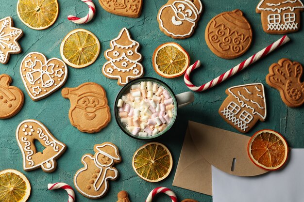 Koncepcja z Christmas cookie i filiżankę kakao