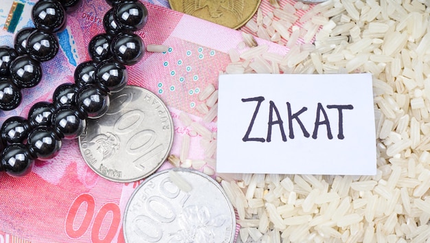 Koncepcja Zakat Selektywny fokus ryż z monetami różaniec i wstążką