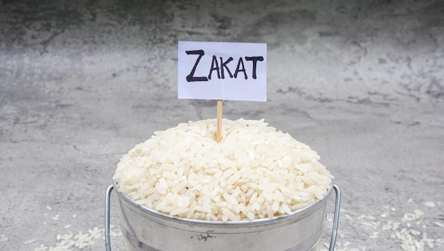 Zdjęcie koncepcja zakat słowa zakat i ryż dawanie zakatu fitrah przed eid alfitr w postaci ryżu