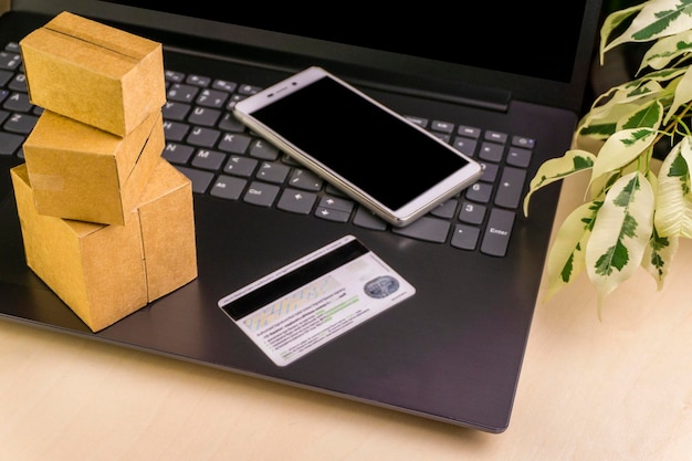 Koncepcja zakupów online małe pudełka do dostarczania smartfonów torby na zakupy koszyk na zakupy stojak na laptopa miejsce na kopię