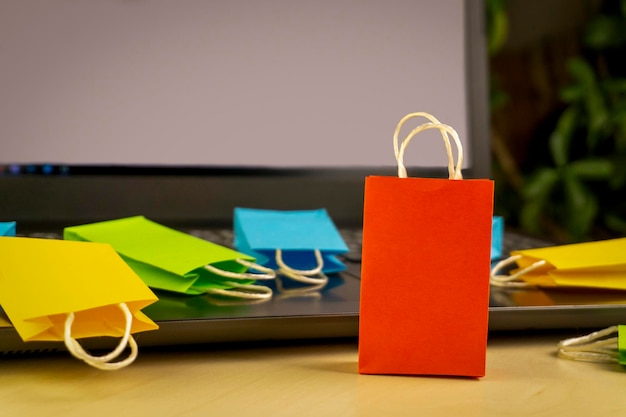 Koncepcja zakupów online małe pudełka do dostarczania smartfonów torby na zakupy koszyk na zakupy stojak na laptopa